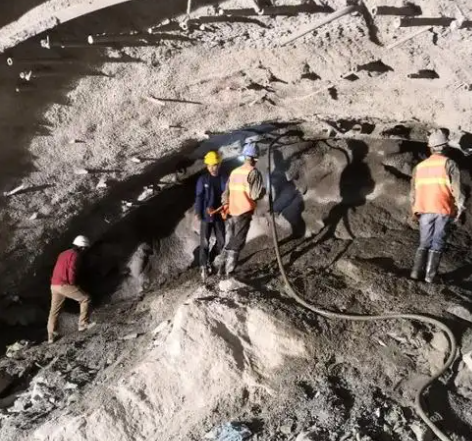 双清隧道拱顶带模注浆料，微膨胀注浆料的特点及施工工艺